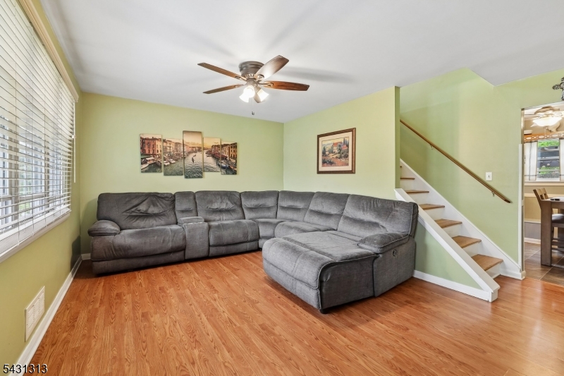 8 Parkway Pl