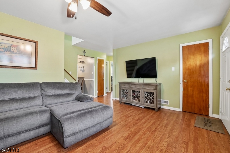 8 Parkway Pl