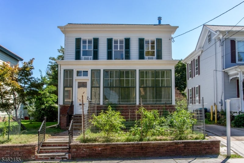 31 E Main St