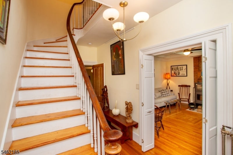 31 E Main St