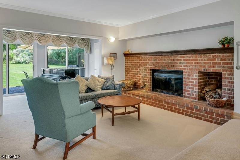 60 Woodward Ln