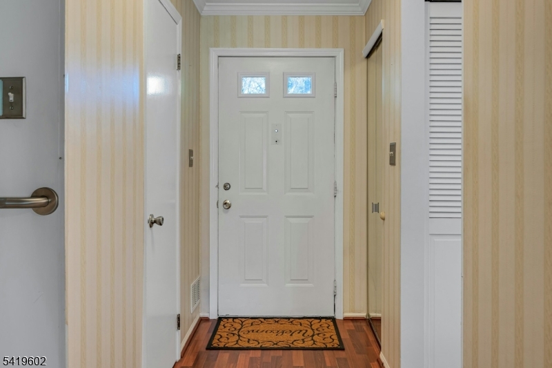 60 Woodward Ln