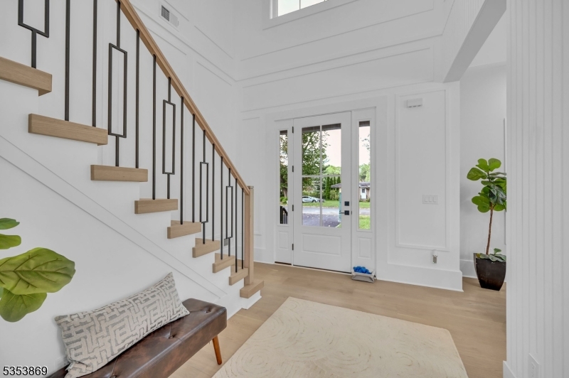 7 Canterbury Ln