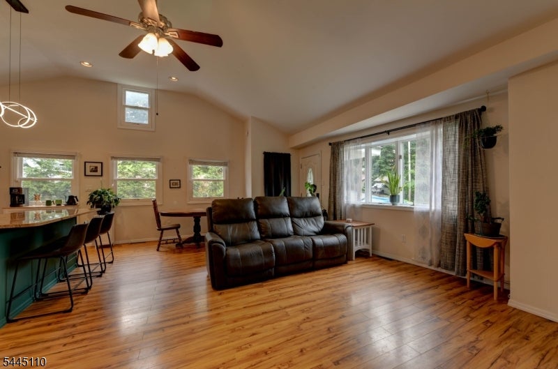 122 W Lake Shore Dr