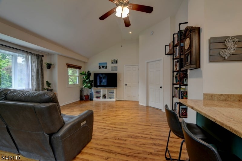 122 W Lake Shore Dr