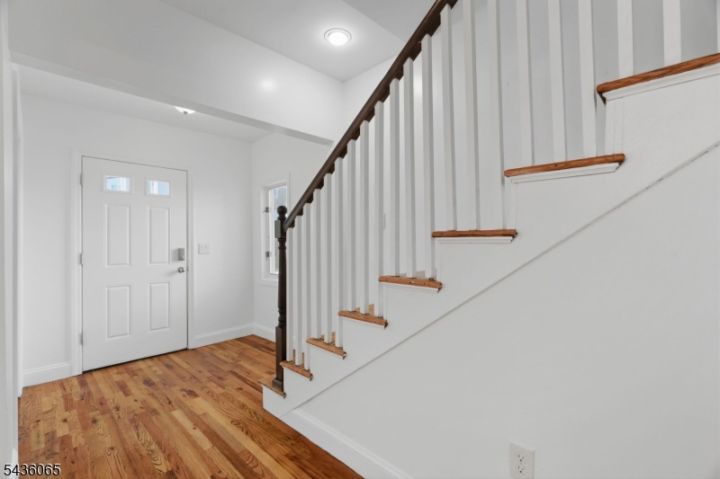 118 W 2Nd St