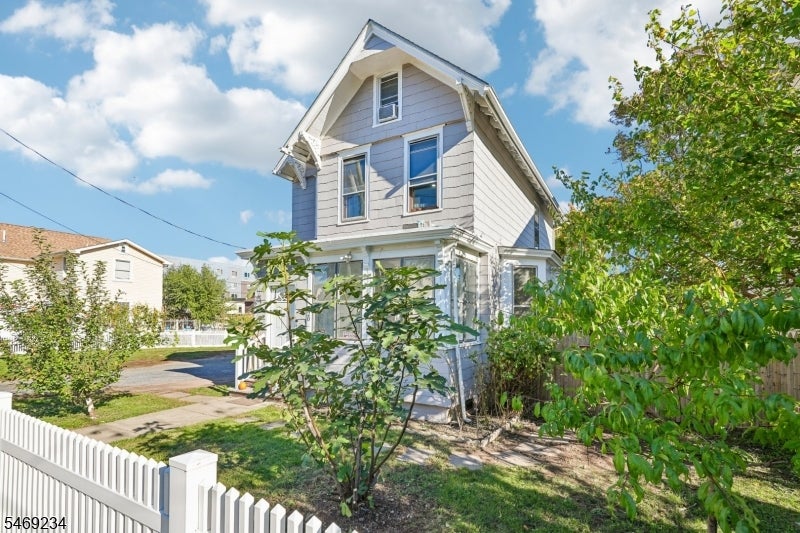 20 Tompkins St