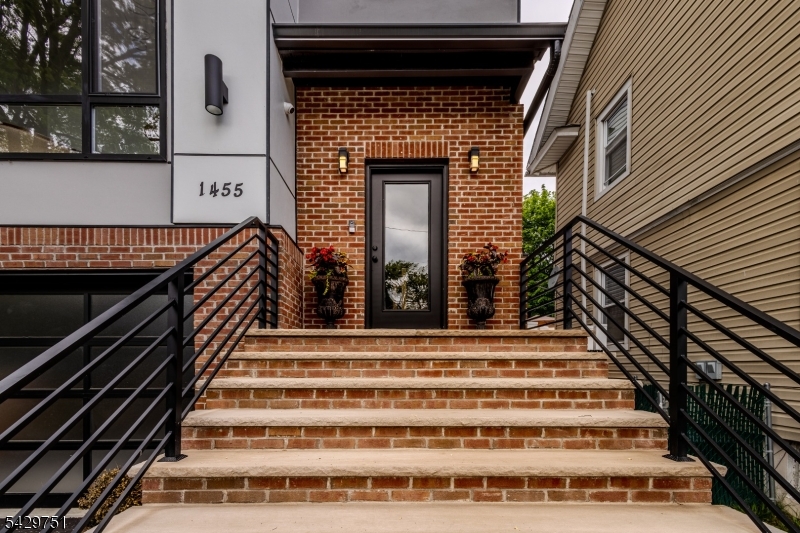 1455 Mccrea Pl
