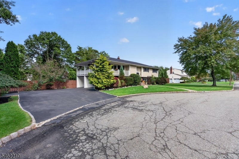7 Crest Dr