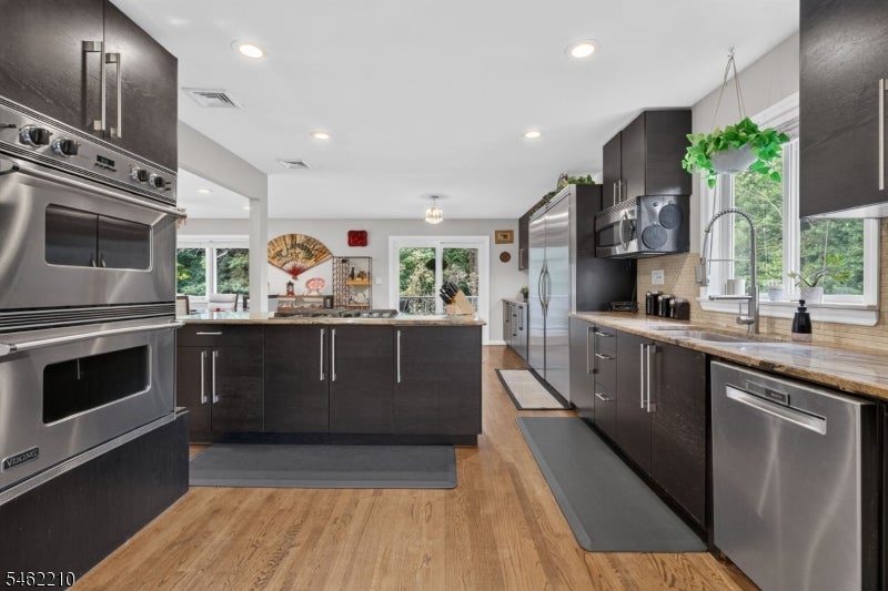 7 Crest Dr