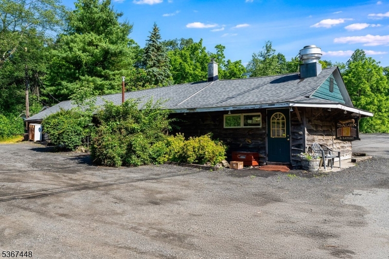 712 Woodport Rd
