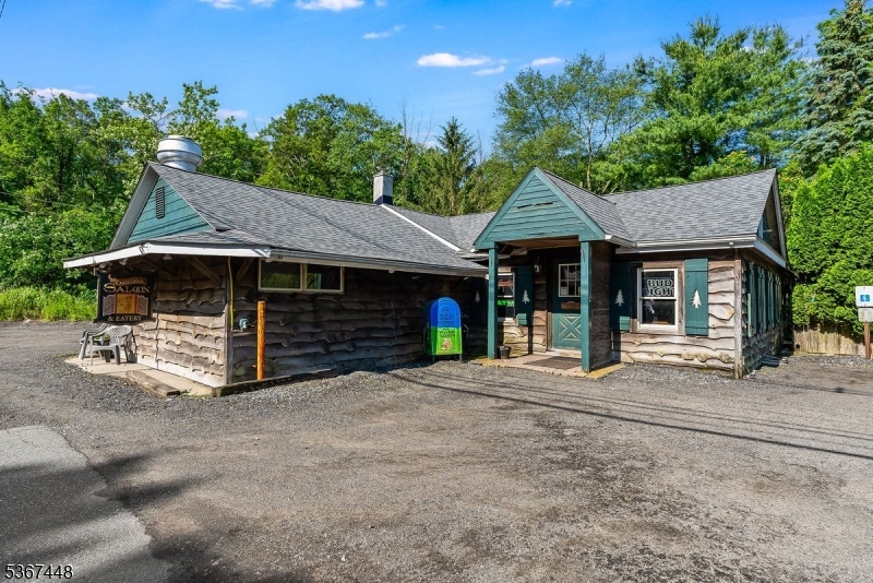 712 Woodport Rd
