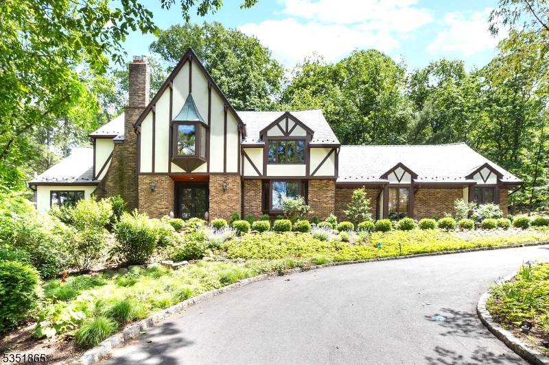 70 Friar Ln