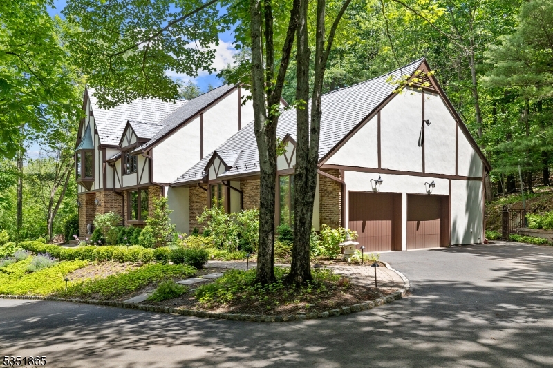 70 Friar Ln