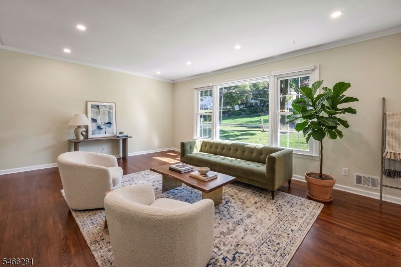 6 Dorothy Dr