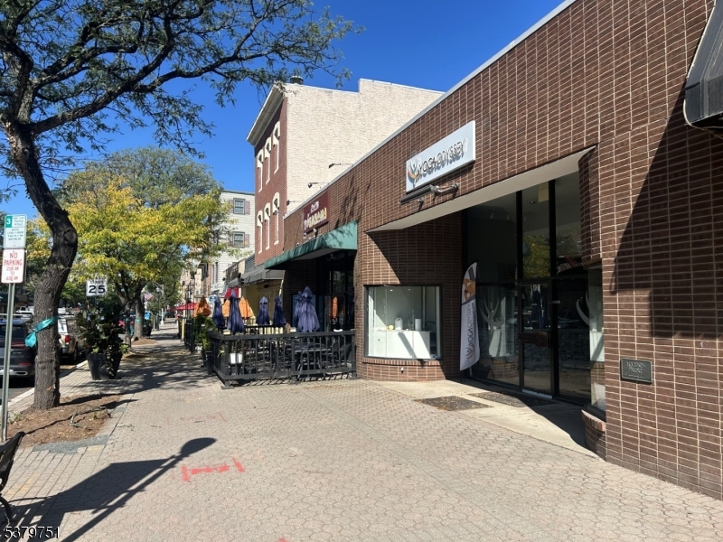 8 W Main St