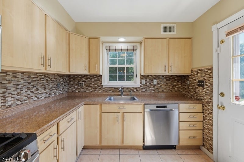 81 Hudson Ave