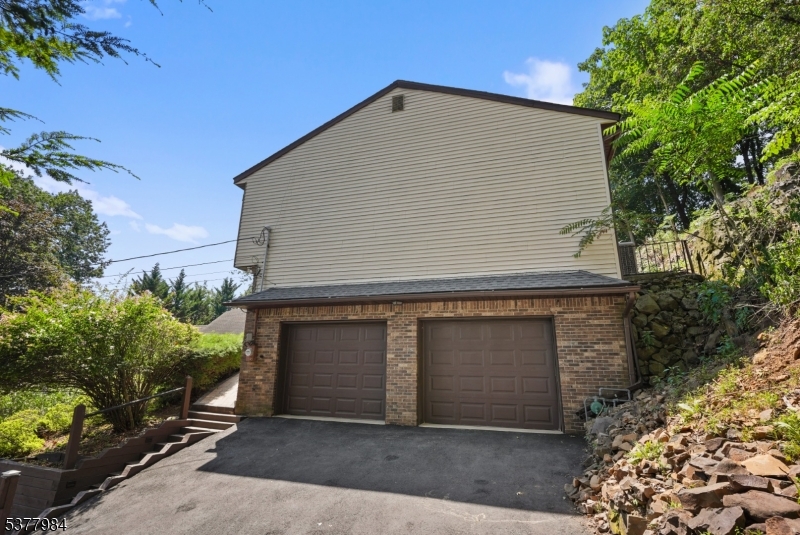 6 Hazel St