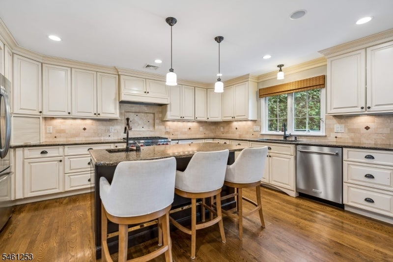 22 Midvale Dr