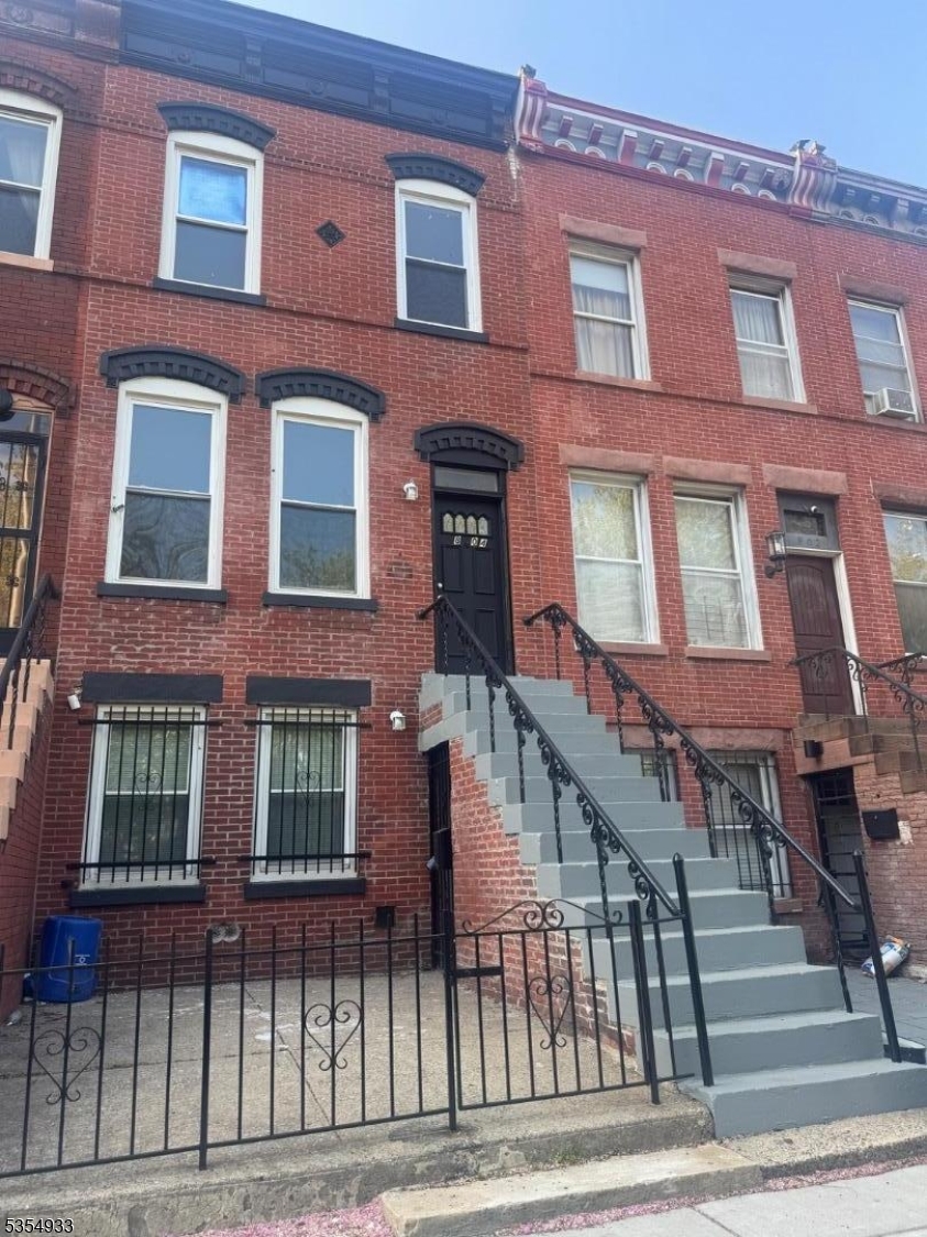 804 Grand St