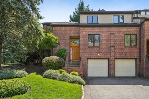 Photo of 1 Stepping Rdg #1, North Caldwell, NJ 07006 (MLS # 3995433)