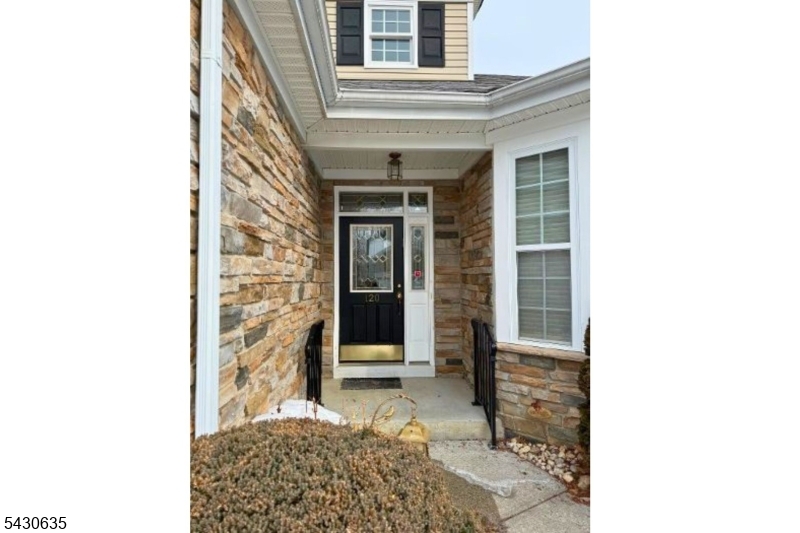 120 Crescent Way