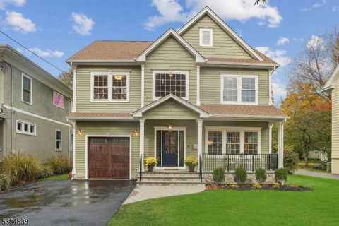 Photo of 11 Oakview Ave, Maplewood, NJ 07040 (MLS # 3995594)