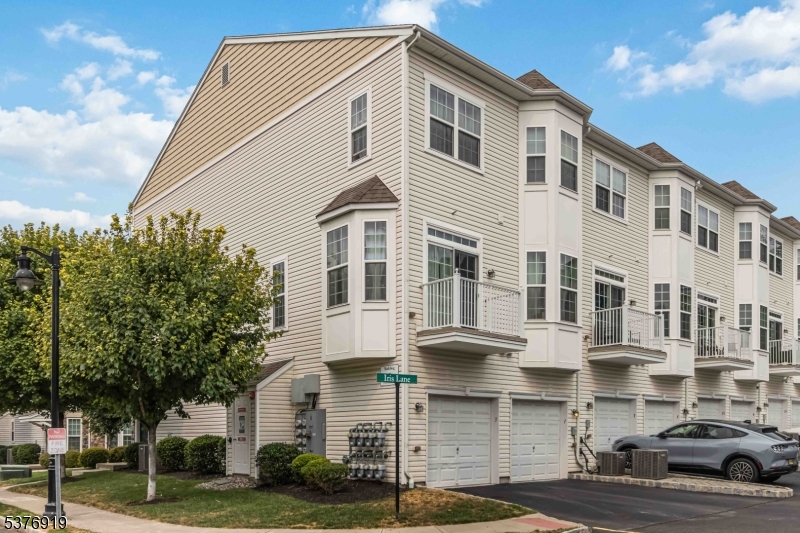 1 Iris Ln