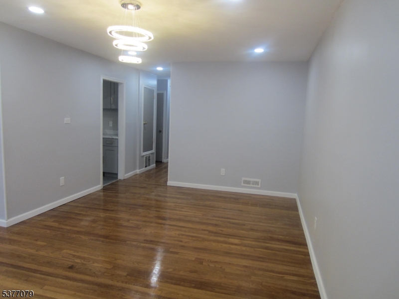 2 Evelyn Ct