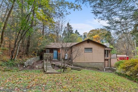 Photo of 37 Garnet Dr, Jefferson, NJ 07438 (MLS # 3994837)