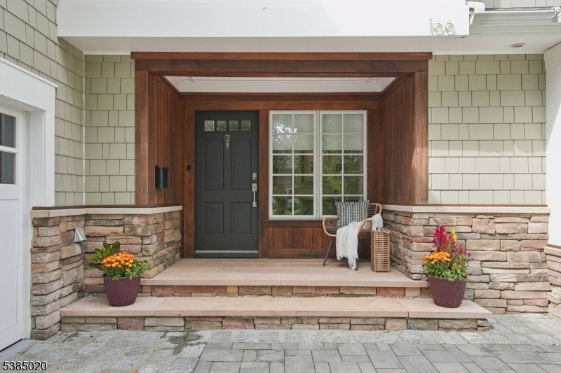 166 Colonial Rd