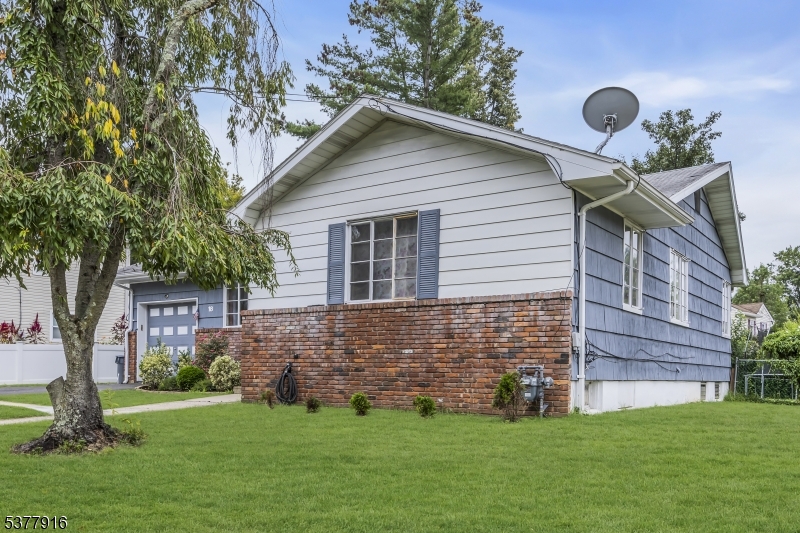 18 Riviera Dr
