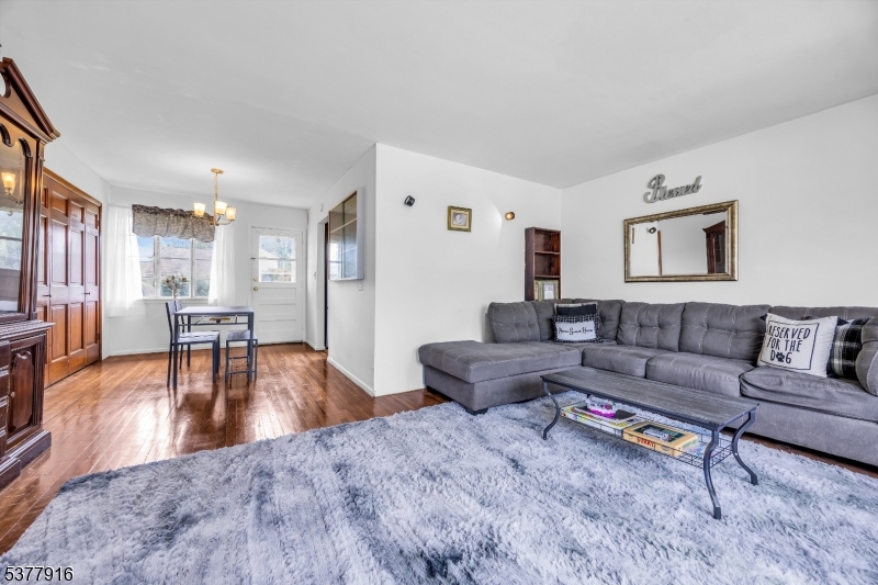 18 Riviera Dr