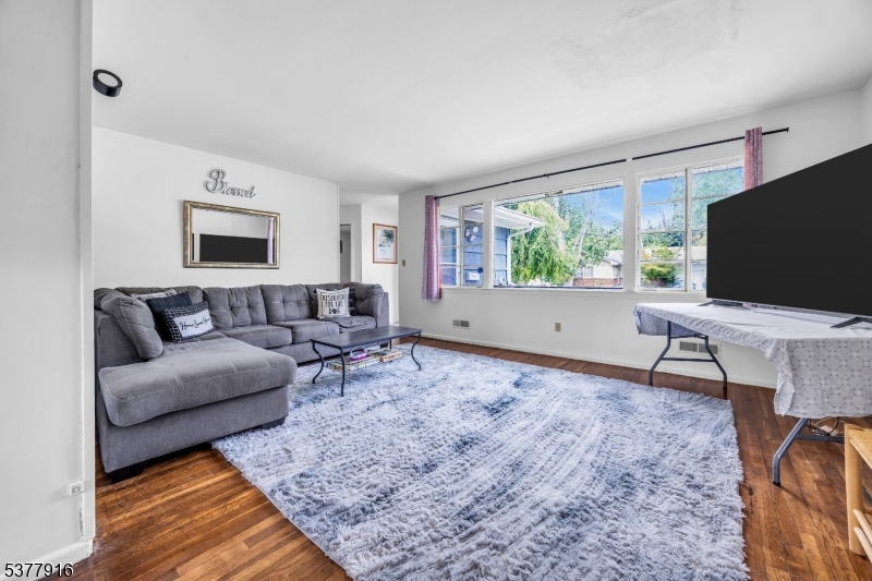 18 Riviera Dr