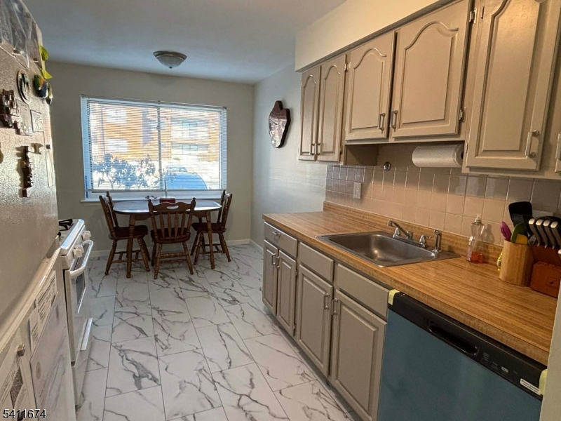 92-D Beverly Hill Ter D