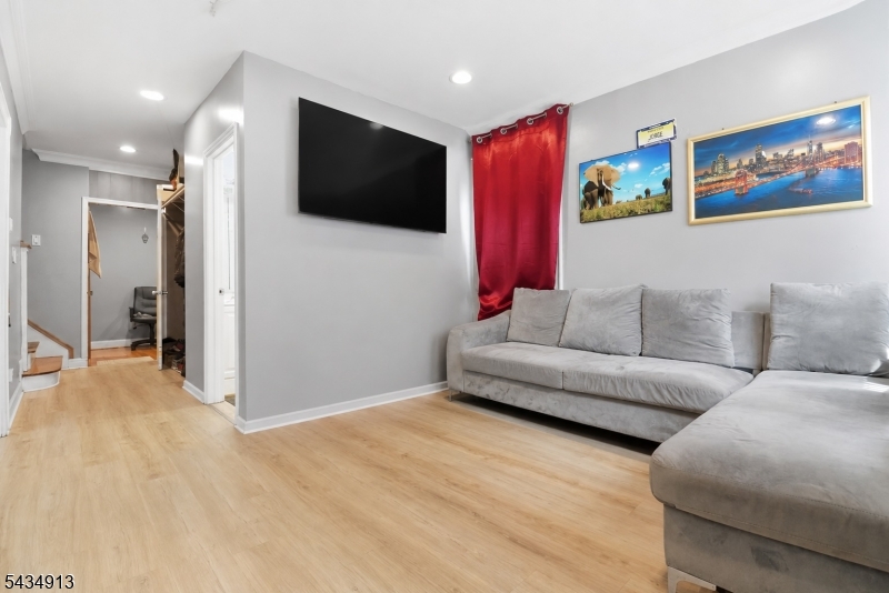 407 3Rd Ave
