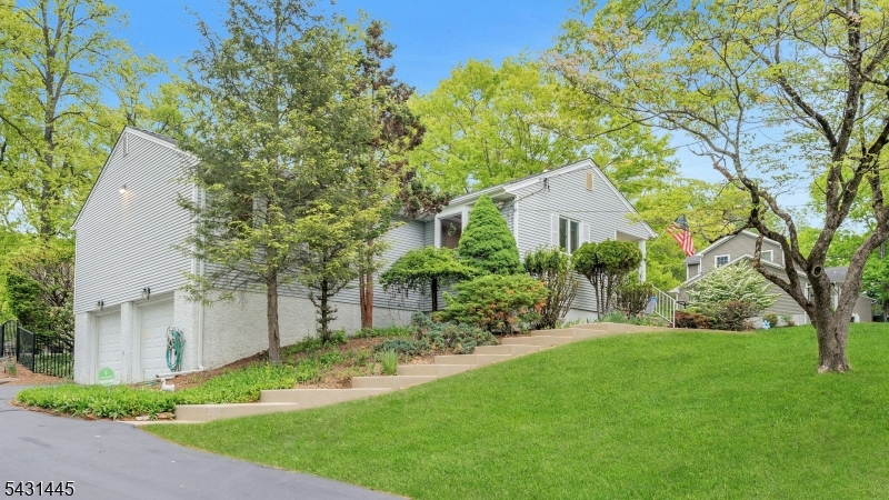 9 Ryerson Ave
