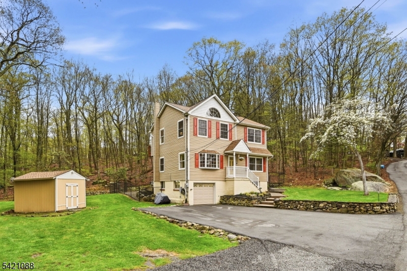 219 Snake Den Rd