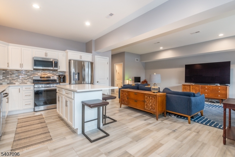 165 Lakeside Rd 6