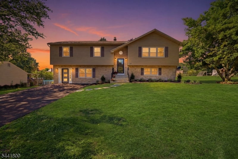 44 Stonehenge Dr