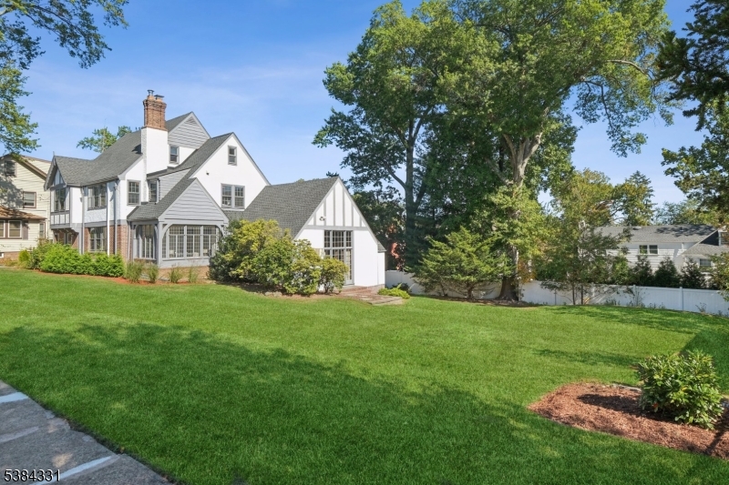 8 COLONY DR EAST