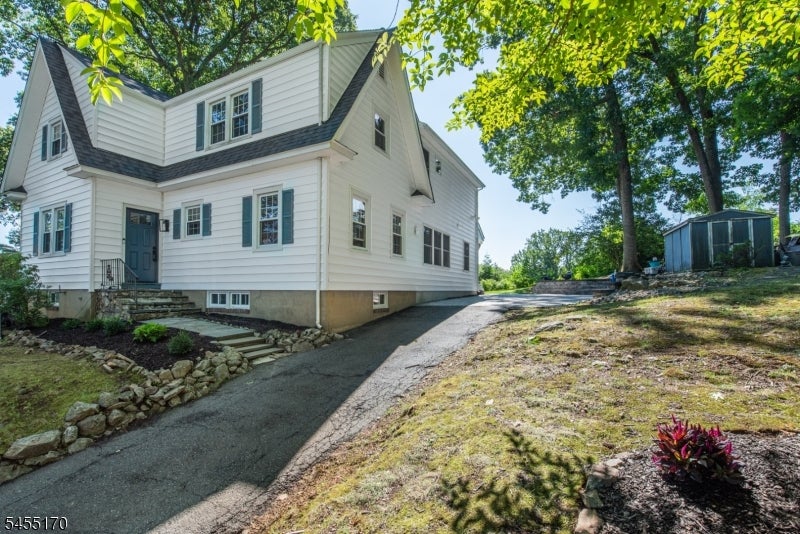 92 Hillcrest Ave