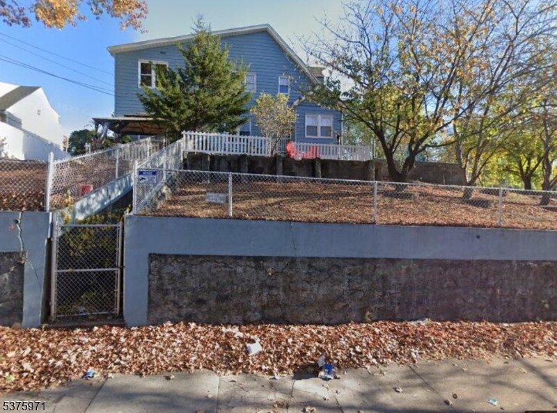 274 W Broadway