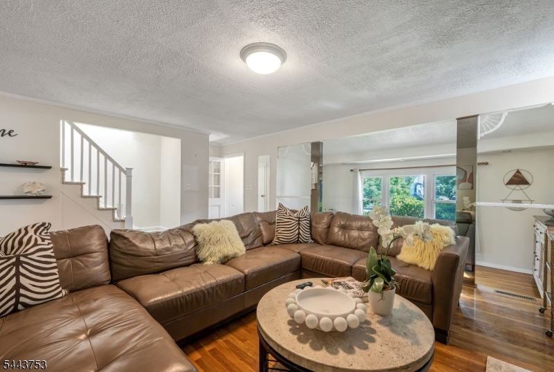 9 Midway Dr