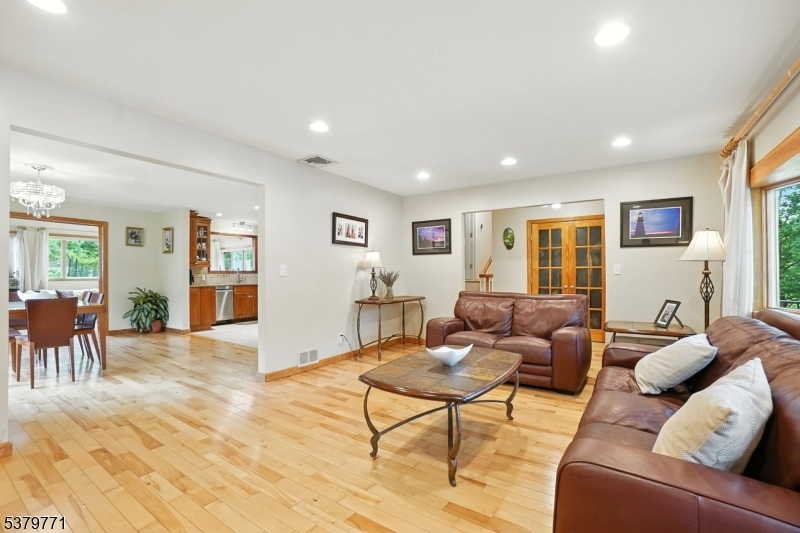 8 Timber Hill Dr