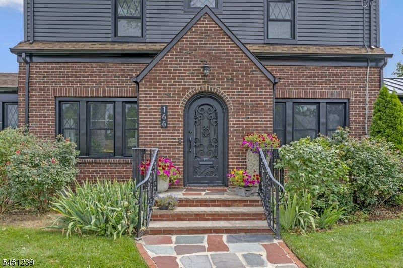 166 Sandford Ave