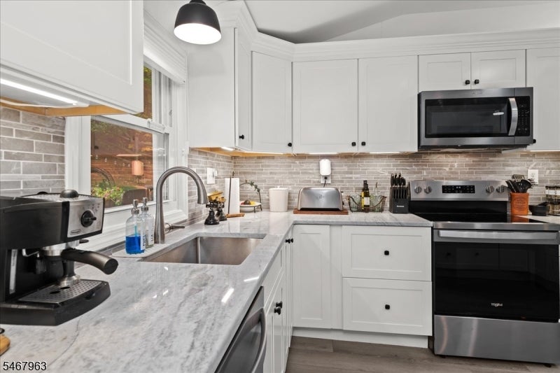 8 Lake View Dr S.