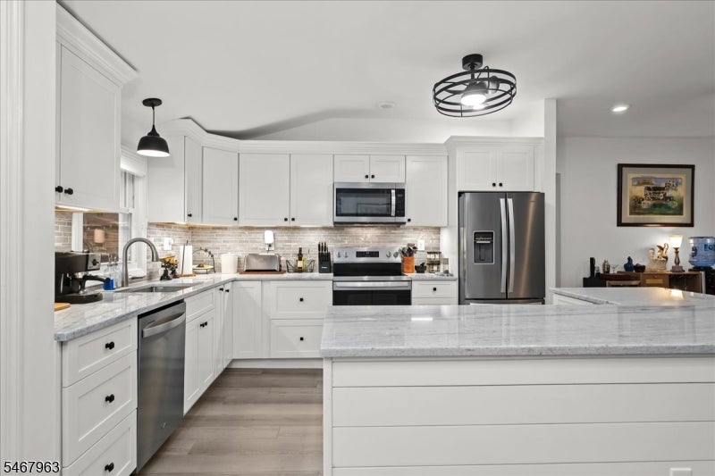 8 Lake View Dr S.