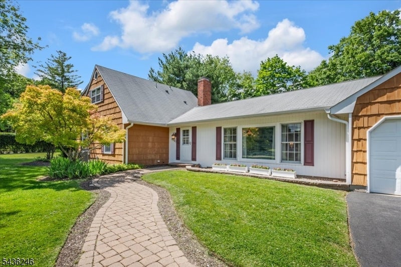 1097 Cambridge Ln