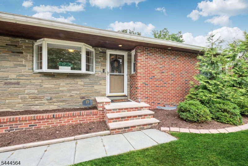 15 Kingwood Dr